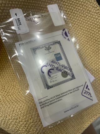 아클리브 Eco 항균 항바이러스 액정 보호필름(iPhone) — 4점을 준 리뷰어가 2022년 8월 올린 사용 사진