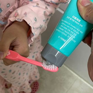 치과에서 쓰는 치약 _ 라벨제로 저불소 꼬마, 키즈, 유아, 베이비, 주니어 안전한 어린이치약 — 5점을 준 리뷰어가 2022년 12월 올린 사용 사진