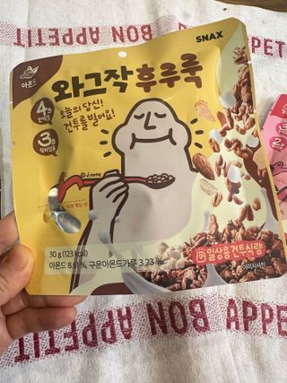 스낵스 와그작후루룩 3종_카카오2봉+아몬드2봉+딸기2봉 (총 6봉) — 5점을 준 리뷰어가 2024년 2월 올린 사용 사진