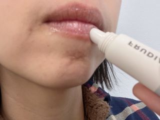 [후르디아] 올리브영 착한보습 비건 립버터 2종 — 4.5점을 준 리뷰어가 2022년 12월 올린 사용 사진