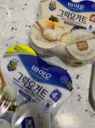 매일바이오 그릭요거트 오리지널 플레인 4개, 로스터리 커피믹스 4개 — 4.5점을 준 리뷰어가 2021년 12월 올린 사용 사진