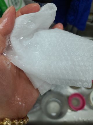 부직포나라 중금속유해물질ZERO 뜯어쓰는 주방 일회용수세미 60매 2매 — 5점을 준 리뷰어가 2022년 9월 올린 사용 사진
