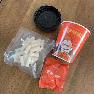 유비쿡 컵떡볶이 매운컵떡볶이2개/ 짜장컵떡볶이 2개  총 4개세트 — 4.5점을 준 리뷰어가 2021년 6월 올린 사용 사진