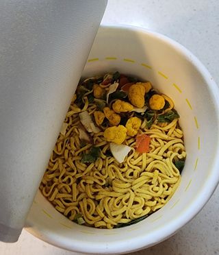 NISSIN 닛신 컵누들  4종 - 씨푸드오리지날, 씨푸드 스파이시, 씨푸드 커리, 씨푸드 XO소스 — 5점을 준 리뷰어가 2022년 11월 올린 사용 사진