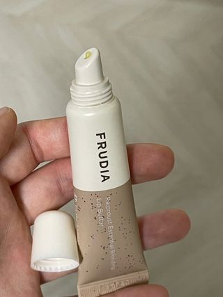 [후르디아] 올리브영 착한보습 비건 립버터 2종 — 5점을 준 리뷰어가 2022년 11월 올린 사용 사진