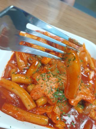 빨간키트 떡볶이 밀키트 2~3인분 매운맛 국물 떡볶이 만들기 쉬운 황금 레시피 분말 소스로 간편한 요리 — 5점을 준 리뷰어가 2021년 10월 올린 사용 사진