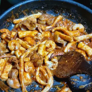 화끈한녀석들 새오똥400g 새우,오징어,똥집 볶음요리 소스,밀떡, 참기름 포함 — 5점을 준 리뷰어가 2022년 12월 올린 사용 사진