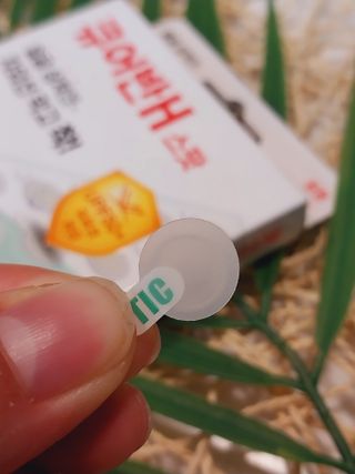 [큐어반H 스팟] 자외선 99프로 차단되는 스틱타입 스팟밴드(1팩 / 66매입) — 5점을 준 리뷰어가 2022년 11월 올린 사용 사진