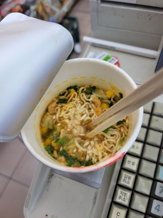 NISSIN 닛신 컵누들  4종 - 씨푸드오리지날, 씨푸드 스파이시, 씨푸드 커리, 씨푸드 XO소스 — 5점을 준 리뷰어가 2022년 3월 올린 사용 사진