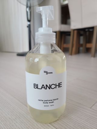 빅그린 니치 퍼퓸 바이옴바디워시 500ml(상탈, 블랙베리&베이, 블랑쉐 3종 중 택1) — 5점을 준 리뷰어가 2022년 7월 올린 사용 사진