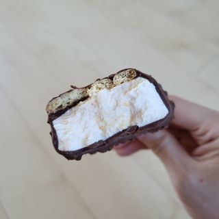 롯데제과 본젤라또 비스킷&바닐라카라멜바, 본젤라또 베리쇼콜라컵 — 2점을 준 리뷰어가 2021년 11월 올린 사용 사진