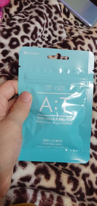 입 냄새 완화에 도움을 주는 에티켓 캔디 앳캔디 스트롱민트 — 5점을 준 리뷰어가 2021년 1월 올린 사용 사진
