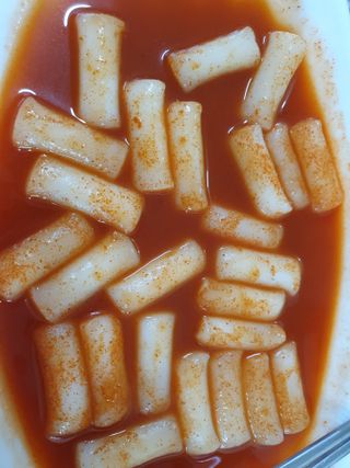 유비쿡 컵떡볶이 매운컵떡볶이2개/ 짜장컵떡볶이 2개  총 4개세트 — 5점을 준 리뷰어가 2021년 4월 올린 사용 사진