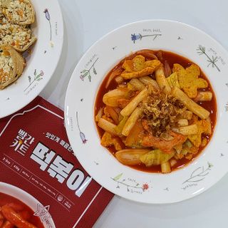 빨간키트 떡볶이 밀키트 2~3인분 매운맛 국물 떡볶이 만들기 쉬운 황금 레시피 분말 소스로 간편한 요리 — 5점을 준 리뷰어가 2021년 10월 올린 사용 사진