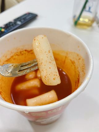 유비쿡 컵떡볶이 매운컵떡볶이2개/ 짜장컵떡볶이 2개  총 4개세트 — 5점을 준 리뷰어가 2021년 3월 올린 사용 사진