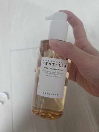 스킨1004 [SKIN1004] 마다가스카르 센텔라 라이트 클렌징 오일 200ml — 5점을 준 리뷰어가 2024년 7월 올린 사용 사진