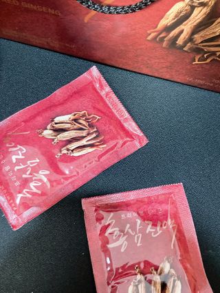 서울약사신협_프리미엄 6년근 홍삼진액_70mlx30포 — 5점을 준 리뷰어가 2021년 2월 올린 사용 사진