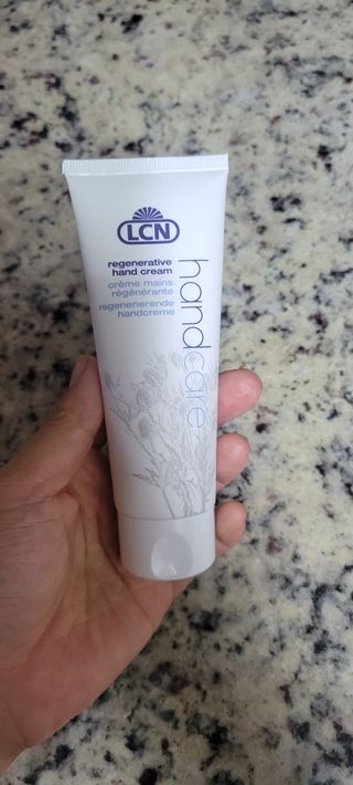 LCN(엘씨엔) LCN 리제너러티브 핸드크림 75ml 주름개선 고보습 재생핸드크림 — 5점을 준 리뷰어가 2022년 8월 올린 사용 사진