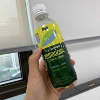더그레잇티 콤부차 300ml *12개입 (오리지널 6개+베리리치 6개) — 4.5점을 준 리뷰어가 2022년 7월 올린 사용 사진