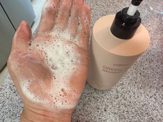 프리마인 더이상 뻣뻣하고 효과없는 탈모샴푸는 NO. 근본부터 케어하는 셀베이스 그린티샴푸(500ml) — 4.5점을 준 리뷰어가 2023년 5월 올린 사용 사진