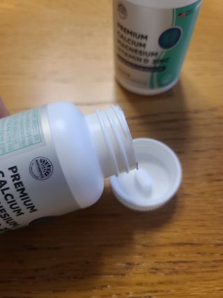 서울약사신협 네이처픽_칼슘마그네슘비타민D_1,305mg x 120캡슐 — 4.5점을 준 리뷰어가 2021년 9월 올린 사용 사진