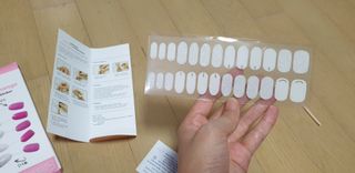 [네일가게] 햇빛에 닿으면 색이 변하는 신기한 햇살 반전 네일스티커 — 3점을 준 리뷰어가 2021년 8월 올린 사용 사진