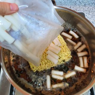 더밥  고추마녀 라볶이 +  나이스미 무설탕 현미후레이크 — 5점을 준 리뷰어가 2021년 10월 올린 사용 사진