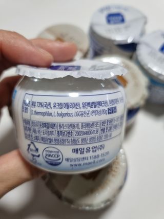 매일바이오 그릭요거트 오리지널 플레인 4개, 로스터리 커피믹스 4개 — 5점을 준 리뷰어가 2021년 12월 올린 사용 사진