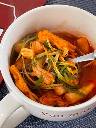 빨간키트 떡볶이 밀키트 2~3인분 매운맛 국물 떡볶이 만들기 쉬운 황금 레시피 분말 소스로 간편한 요리 — 5점을 준 리뷰어가 2021년 8월 올린 사용 사진