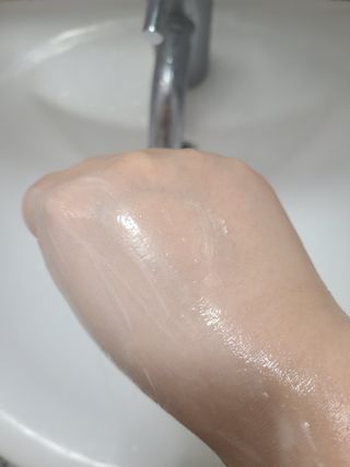[엠메이데이] 샤워인샤워 화이트 바디 톤업크림 300g — 5점을 준 리뷰어가 2021년 12월 올린 사용 사진