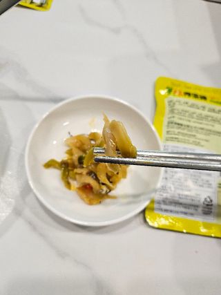 루시델리 야미하우스 홍콩 스파이시 프리미엄 짜사이 무침 500g — 3점을 준 리뷰어가 2024년 9월 올린 사용 사진