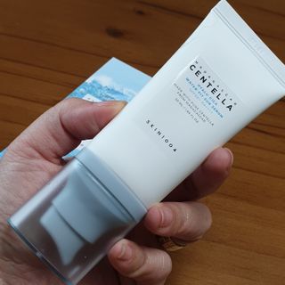 [스킨1004] 마다가스카르 센텔라 히알루-시카 워터핏 선세럼 50ml — 5점을 준 리뷰어가 2024년 5월 올린 사용 사진