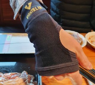 반테린서포터 손목 — 5점을 준 리뷰어가 2021년 3월 올린 사용 사진