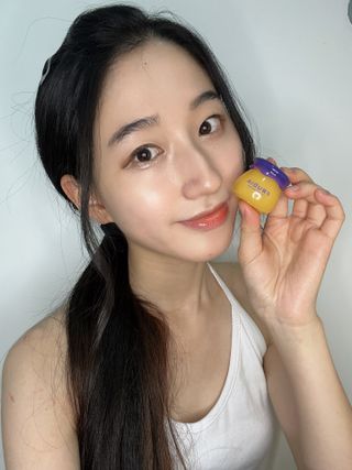 틱톡 [후르디아] 튼입술해결템 올리브영 블루베리 하이드레이팅 허니 립밤 — 5점을 준 리뷰어가 2023년 12월 올린 사용 사진