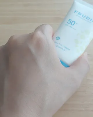 틱톡 [후르디아] 백탁NO! 화잘먹 수분광 선 에센스✨ — 5점을 준 리뷰어가 2023년 6월 올린 사용 사진