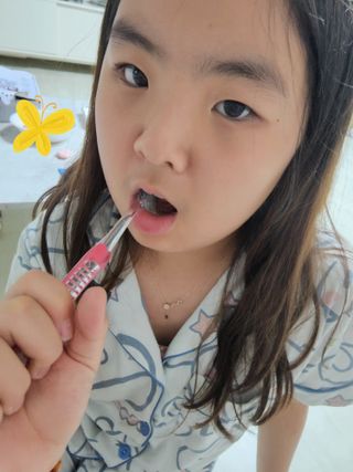 닥터데디스 안심불소 튼튼치약(청포도, 민트 중 택 1) 60g + 여행용 미니 치약 15g — 5점을 준 리뷰어가 2022년 8월 올린 사용 사진