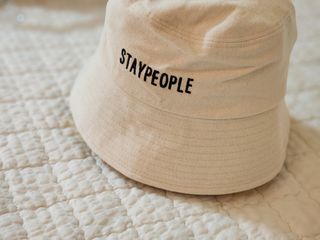 [스테이피플] STAYPEOPLE BUCKET HAT (IVORY) — 5점을 준 리뷰어가 2022년 9월 올린 사용 사진