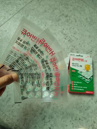 [큐어반H 스팟] 자외선 99프로 차단되는 스틱타입 스팟밴드(1팩 / 66매입) — 4점을 준 리뷰어가 2022년 11월 올린 사용 사진