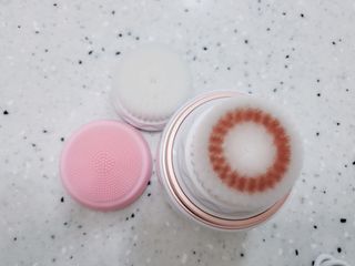 디하우트 랩 디하우트랩 클렌징 피부관리기 진동클렌저 실리콘+2종 인조모 브러시 — 5점을 준 리뷰어가 2021년 11월 올린 사용 사진