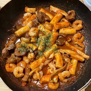화끈한녀석들 새오똥400g 새우,오징어,똥집 볶음요리 소스,밀떡, 참기름 포함 — 5점을 준 리뷰어가 2022년 12월 올린 사용 사진