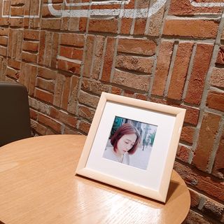 니은기억 휴대폰 속 인생샷을 담는 인생샷 액자 이태리 수입산 원목 프레임 — 5점을 준 리뷰어가 2021년 6월 올린 사용 사진