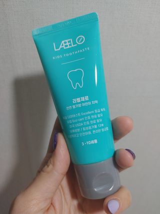 치과에서 쓰는 치약 _ 라벨제로 저불소 꼬마, 키즈, 유아, 베이비, 주니어 안전한 어린이치약 — 5점을 준 리뷰어가 2023년 1월 올린 사용 사진
