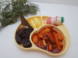 유비맘 캐릭터 실리콘 흡착 식판_색상 랜덤발송 — 1점을 준 리뷰어가 2021년 1월 올린 사용 사진