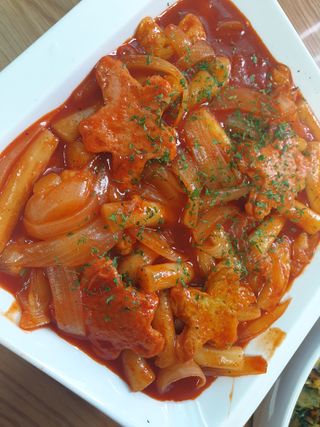 빨간키트 떡볶이 밀키트 2~3인분 매운맛 국물 떡볶이 만들기 쉬운 황금 레시피 분말 소스로 간편한 요리 — 5점을 준 리뷰어가 2021년 10월 올린 사용 사진