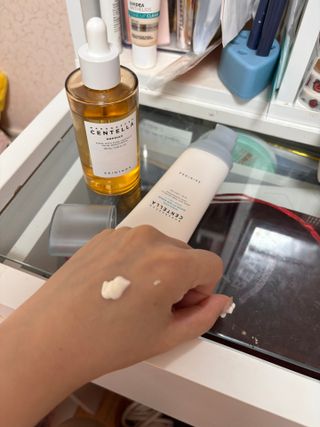 [스킨1004] 마다가스카르 센텔라 히알루-시카 워터핏 선세럼 50ml — 5점을 준 리뷰어가 2024년 5월 올린 사용 사진