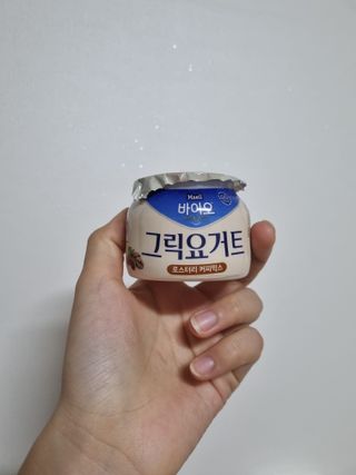 매일바이오 그릭요거트 오리지널 플레인 4개, 로스터리 커피믹스 4개 — 5점을 준 리뷰어가 2021년 12월 올린 사용 사진