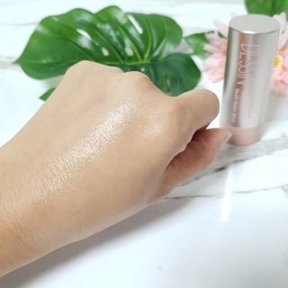 바르는뷰티 데생멀티밤 식물유래성분 97 저분자콜라겐 피부수분 미백 주름개선 멀티밤스틱 — 5점을 준 리뷰어가 2021년 11월 올린 사용 사진