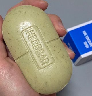 제이제이바이오 허브마사지바 올인원 알약비누 — 5점을 준 리뷰어가 2022년 4월 올린 사용 사진