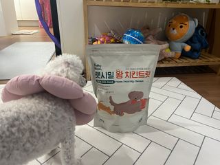 [펫시밀] 원물그대로 영양듬뿍 동결건조 왕북어트릿300g,왕치킨트릿400g,열빙어트릿300g 대용량 간식 — 5점을 준 리뷰어가 2023년 5월 올린 사용 사진