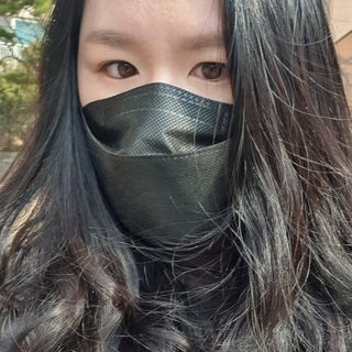 위케어 KF94 마스크 숨쉬기편한 귀안아픈마스크 국산원부자재 사용 식약처 승인 마스크 — 5점을 준 리뷰어가 2021년 2월 올린 사용 사진